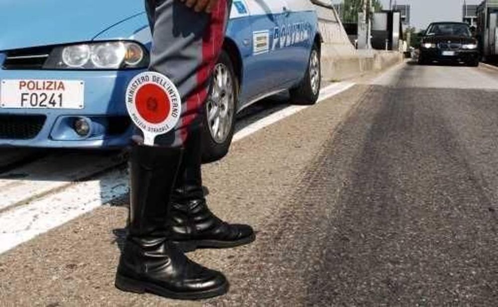 Tir serbo con documentazione irregolare, multa e fermo amministrativo