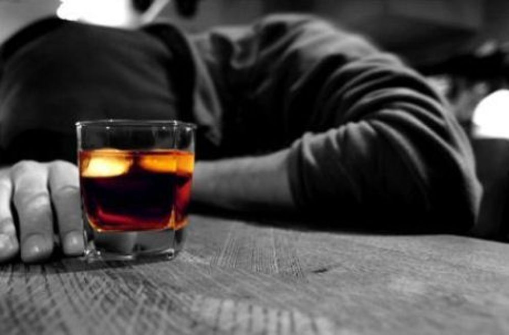 Ubriaco molesto sferra un pugno in faccia a una ragazza
