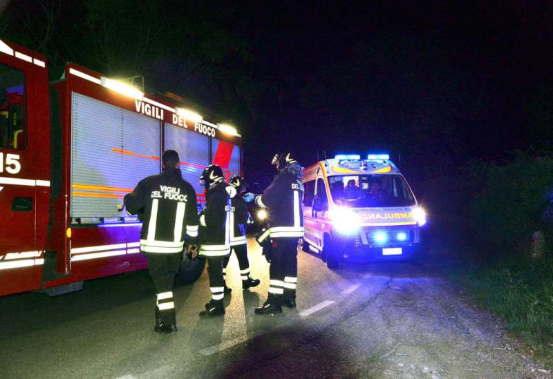 Urtato nella notte da un treno merci, grave 32enne