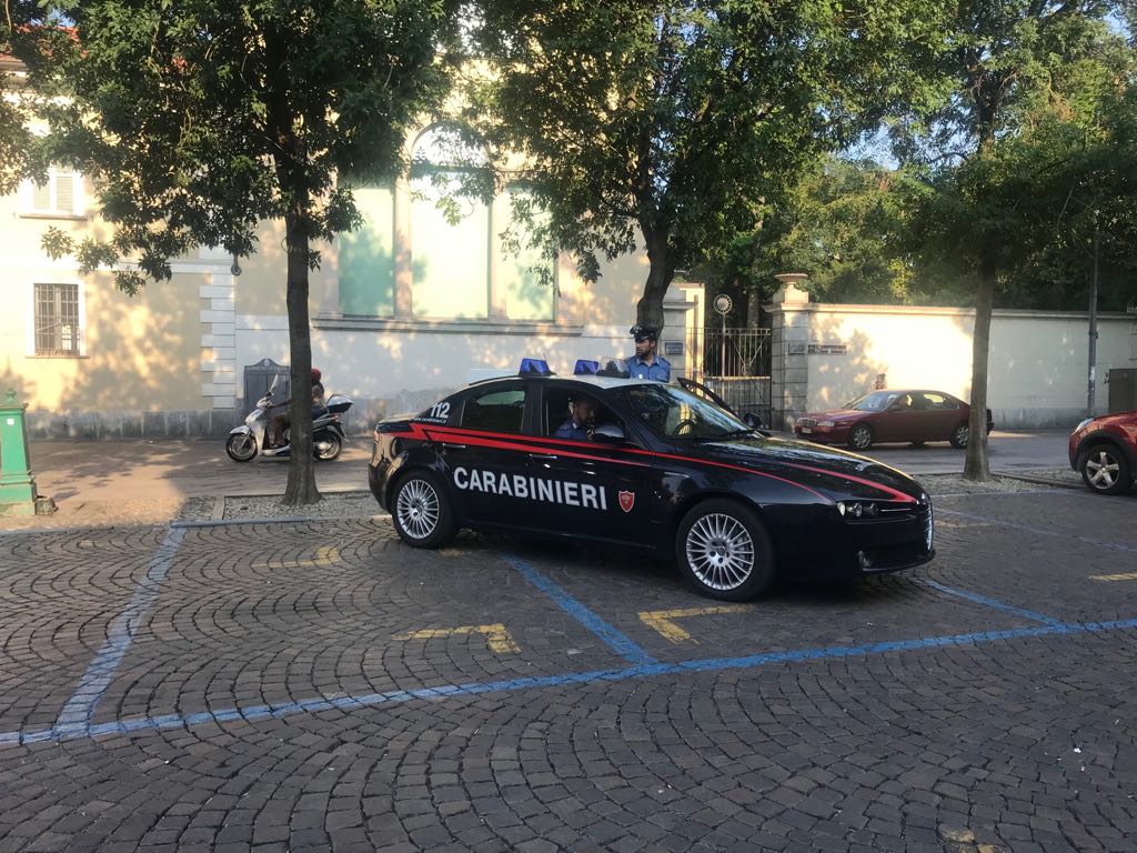 Trovato con telefono cellulare rubato, denunciato per ricettazione