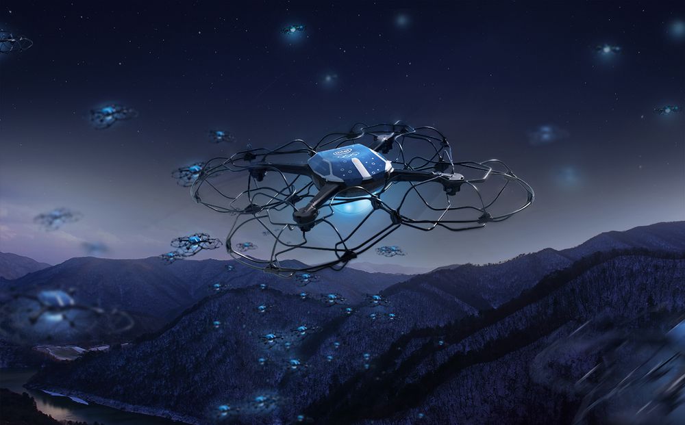 Spettacolo di droni luminosi al posto di fuochi d’artificio VIDEO