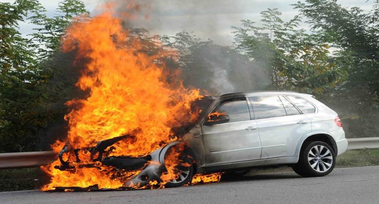Auto in fiamme in tangenziale STRADE E BINARI