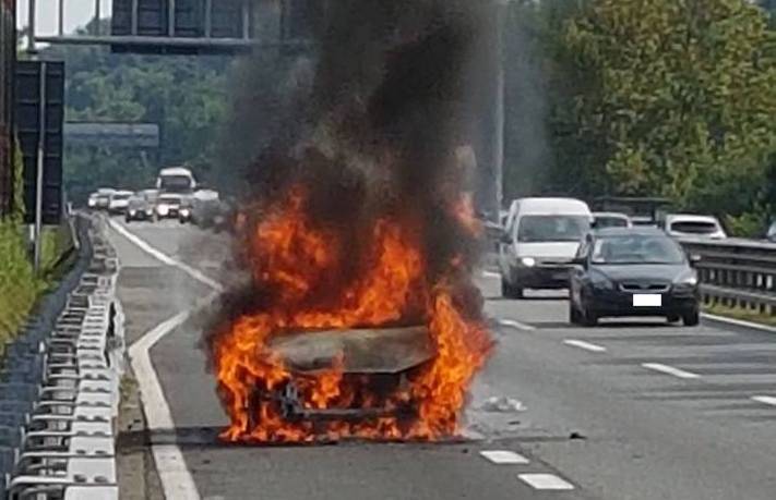 Auto prende fuoco, conducente gravemente ustionato