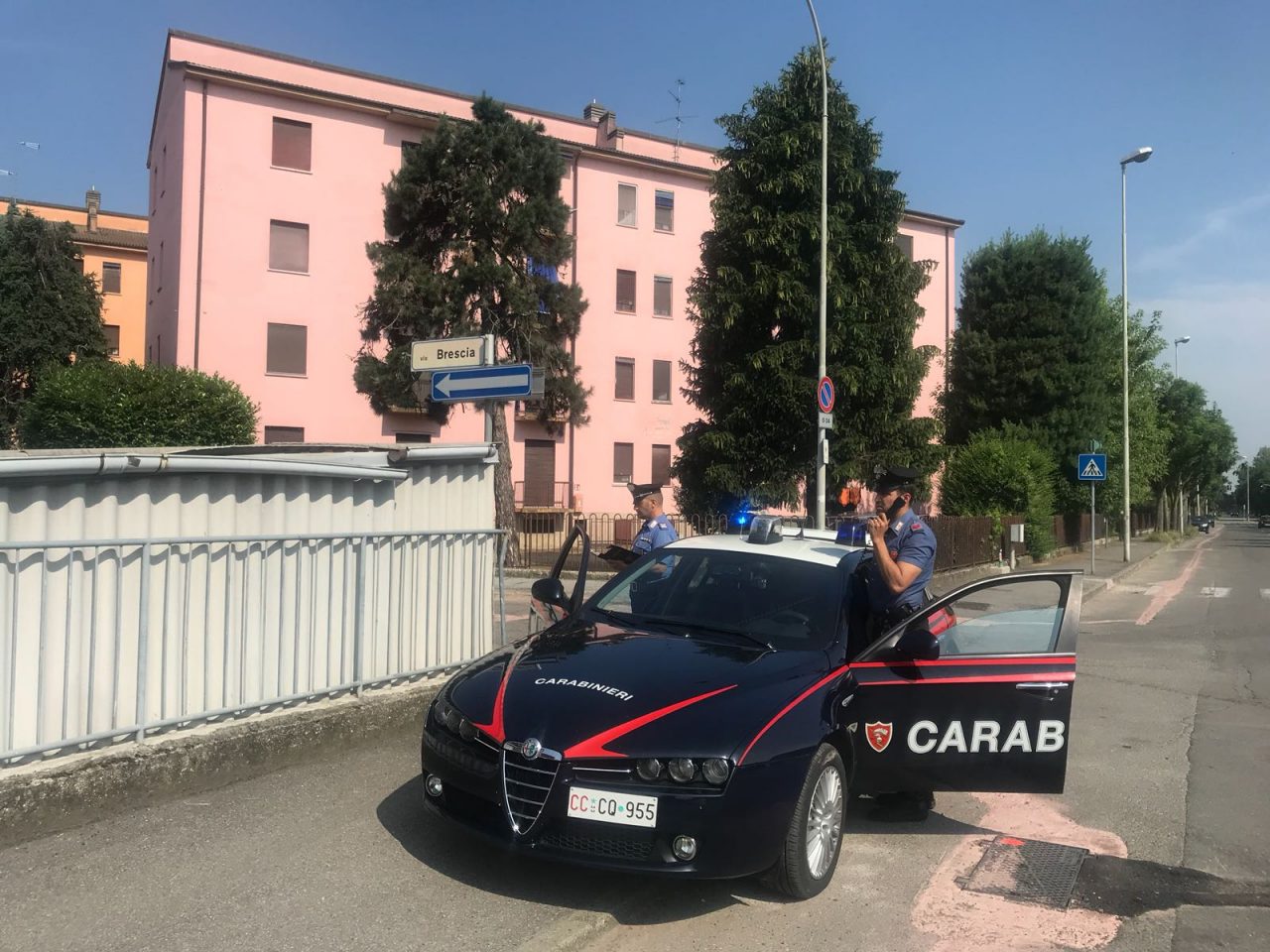 Evade dai domiciliari trovato sul balcone della donna che maltrattava