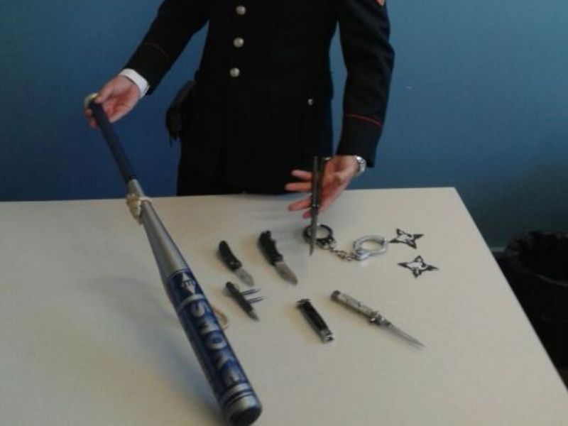 Minaccia con un coltello i familiari, denunciato 49enne