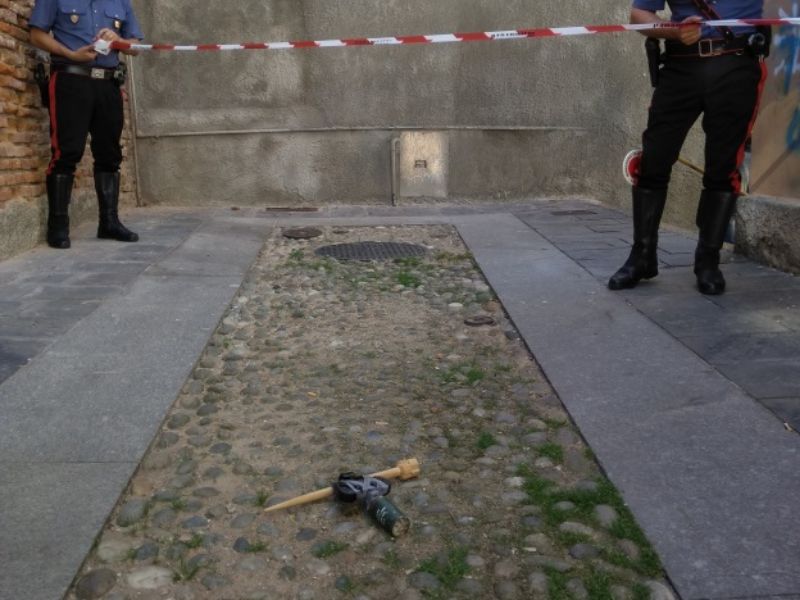 Ordigno artigianale rinvenuto sul ciglio della strada FOTO