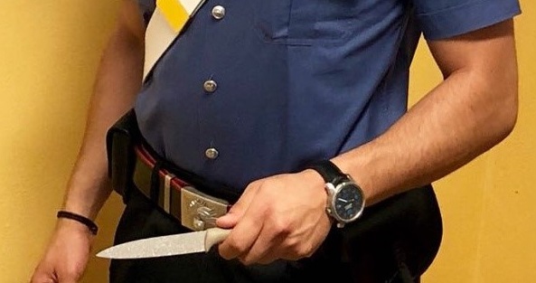 60enne perde la testa per amore e minaccia un moldavo con un coltello
