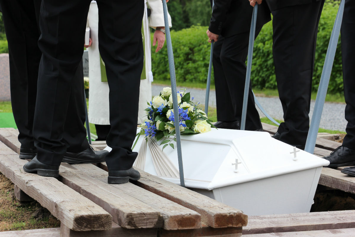 Morta in piscina, sospetto omicidio: funerali tesi e frasi pesanti