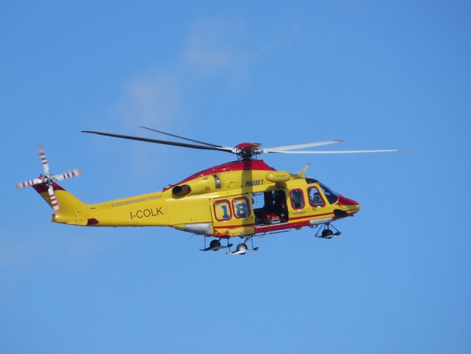 Motociclista 28enne in ospedale in elisoccorso dopo lo schianto contro un’auto