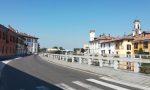 Uomo cade in bici nel Naviglio: condizioni disperate