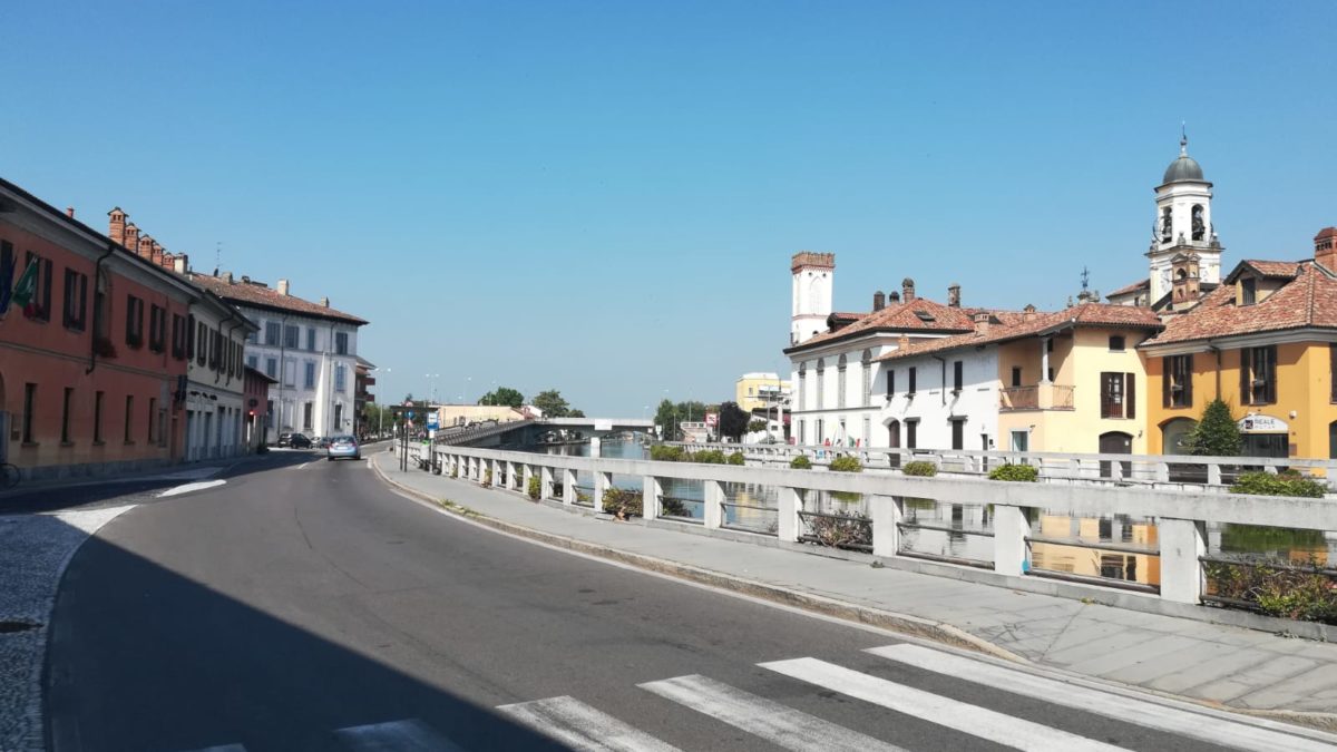 Uomo cade in bici nel Naviglio: condizioni disperate
