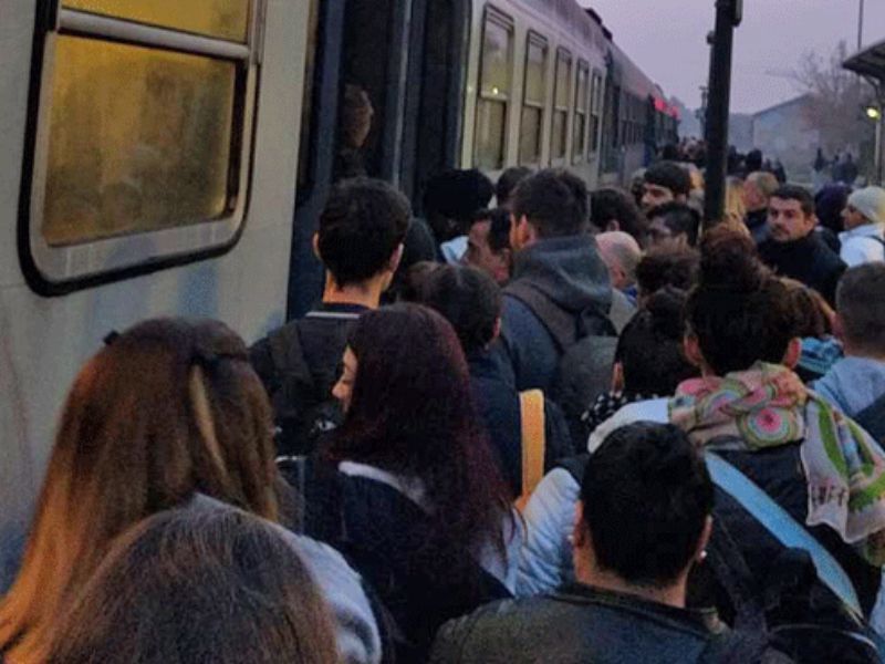 Disservizi treni, arriva il bonus per i pendolari della Milano-Mortara