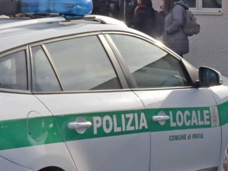 Investe vigile che gli fa la multa, denunciato