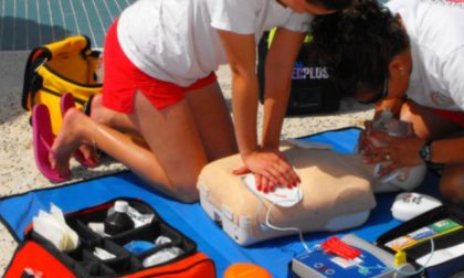 A Mede un corso per imparare a usare il defibrillatore