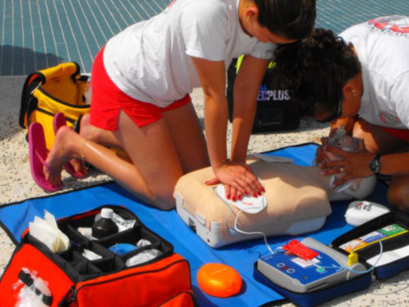 A Mede un corso per imparare a usare il defibrillatore