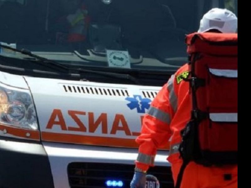 Tragico frontale con auto, muore centauro 18enne