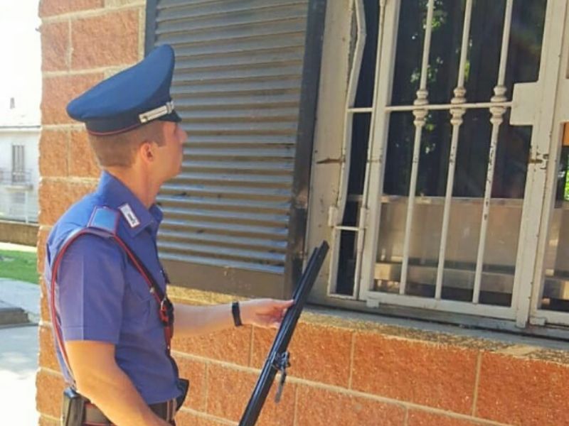 Tentato furto e porto di oggetti atti ad offendere: nei guai 17enne e 20enne