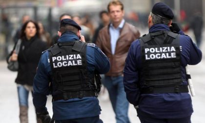 Fa pipì in strada e aggredisce gli agenti di Polizia Locale: multa di oltre 3mila euro