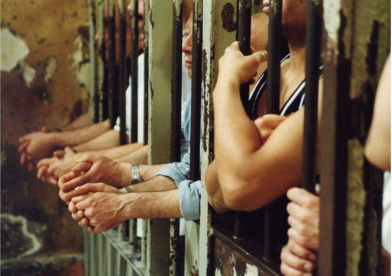 Lite tra detenuti: distruggono e incendiano una stanza