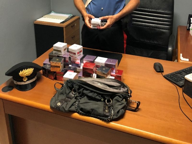 Coppia di ladri di cosmetici denunciata