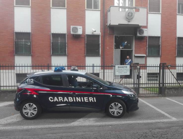 Finge di avere ruota bucata, l’anziana si ferma e la derubano: denunciata 38enne
