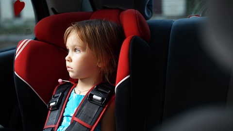 Bimbi in auto: avviata la collaborazione tra Polizia, pediatri e ministeri