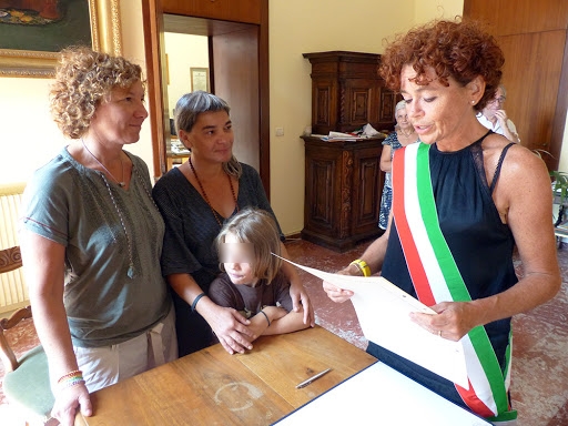 Riconoscimento famiglie arcobaleno: sfida al Ministro Fontana anche dalla Lombardia
