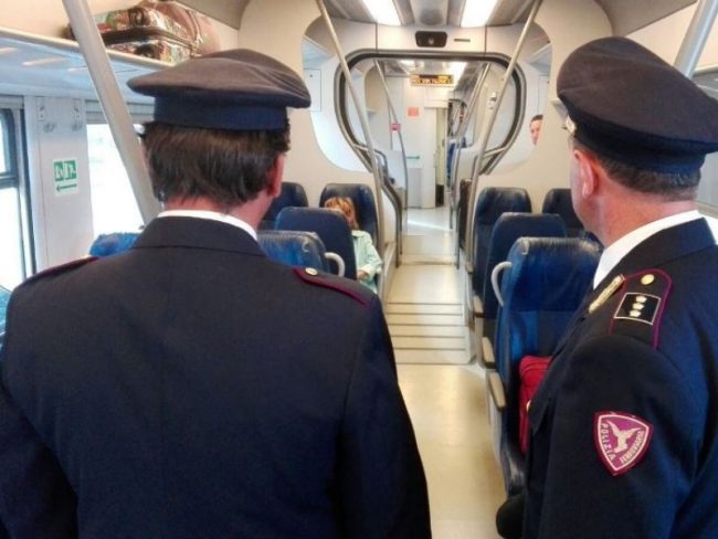Tenta di rubare un bagaglio su un treno, poi mostra documenti falsi: arrestato a Voghera