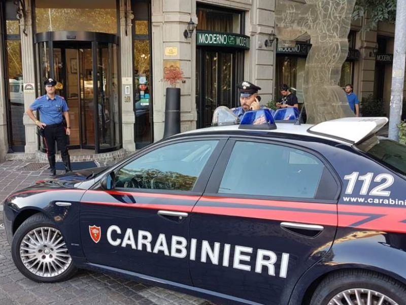 Rapina addetto alla reception di hotel: arrestato