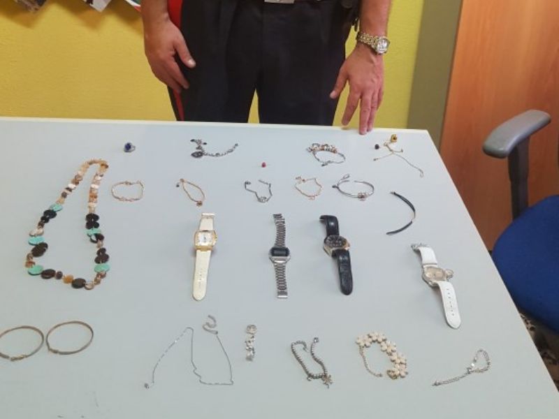 Furto e ricettazione, denunciati madre e figlio