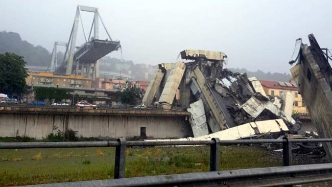 Crolla ponte autostradale a Genova: numerose vittime e feriti gravi