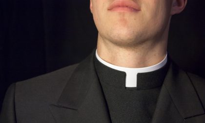 Istigazione al sesso con animali: denunciato prete di Lodi