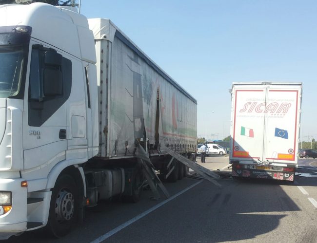 Incidente tra due tir, statale bloccata