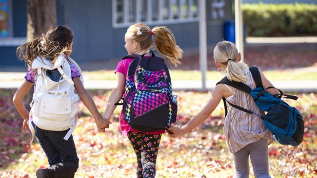 A Pavia aree pedonali davanti alle scuole, stop alle auto per la sicurezza dei bambini