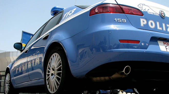 Nasconde hashish e cocaina nei pantaloni, denunciato