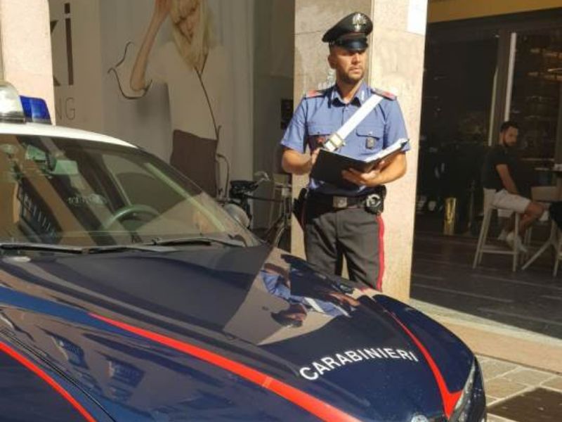 E’ ai domiciliari ma non perde il vizietto dello spaccio, sorpreso a vendere cocaina