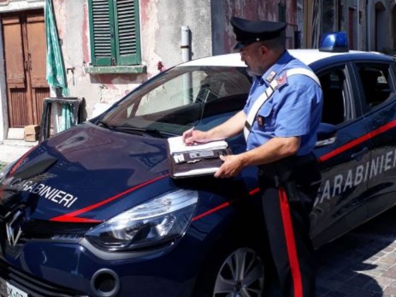 Ubriaco aggredisce i genitori minacciando di ucciderli con un coltello