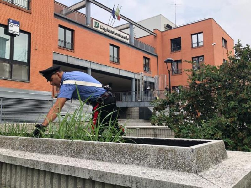 Spaccio presso gli istituti scolastici, due arresti