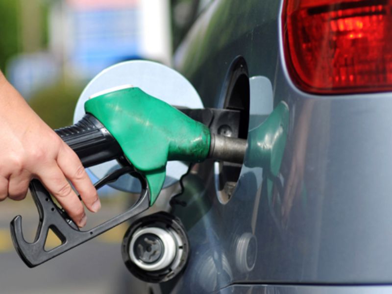 Aumento della benzina, rischio di sfondare i due euro al litro