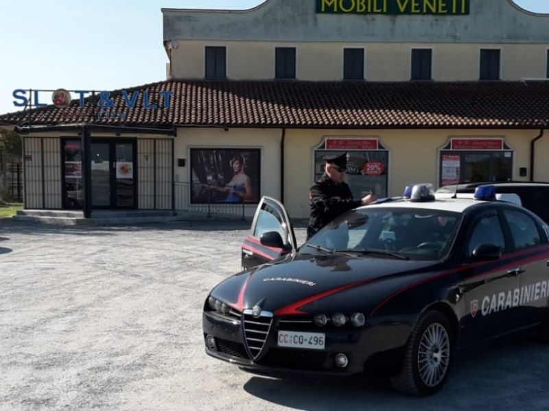 Rapina a mano armata in sala slot: denunciati due pavesi