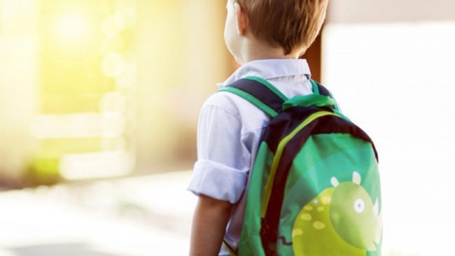 Bambino di 3 anni sfugge al controllo della madre all’uscita di scuola, ritrovato dopo un’ora