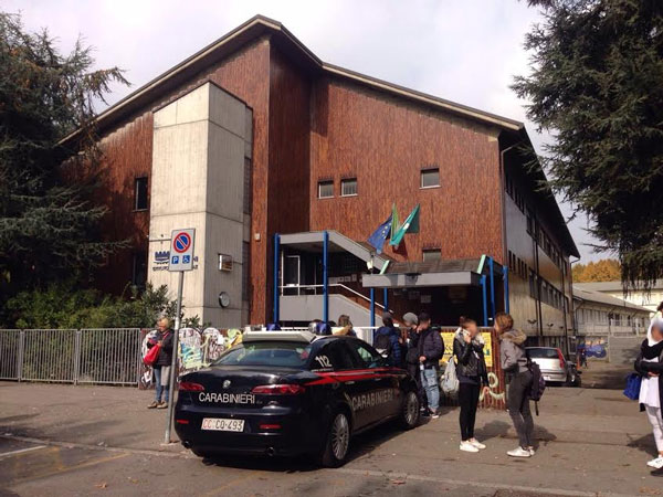 Insegnante aggredita a colpi di sedie dai suoi studenti