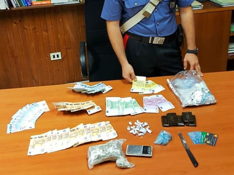 Spaccio di droga e ricettazione, un arresto e una denuncia
