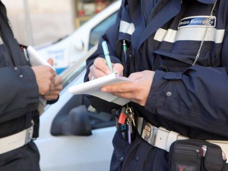 Colpisce con un pugno l’ausiliario del traffico che gli ha fatto una multa
