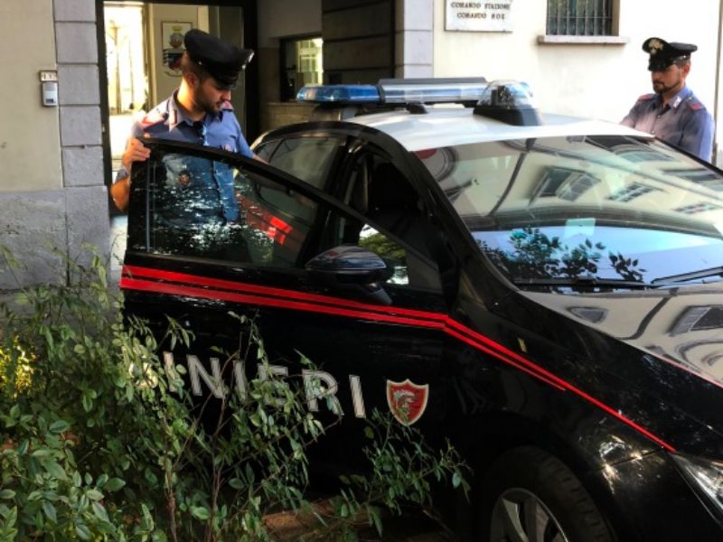 Ladri in fuga urtano diverse vetture parcheggiate