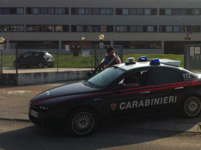 Spaccia cocaina fuori da scuola, arrestato magrebino