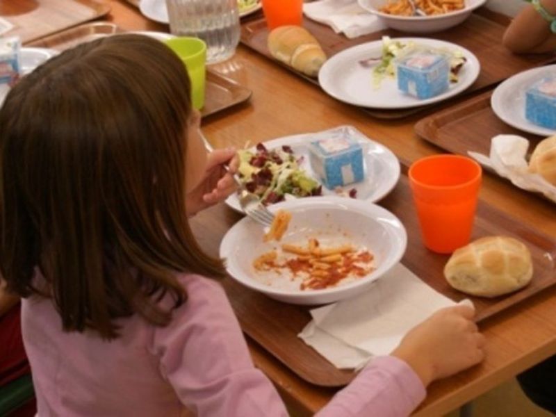 Mensa a scuola per bambini ucraini: c’è chi fa pagare il massimo (come a Vigevano) e chi la dà gratis