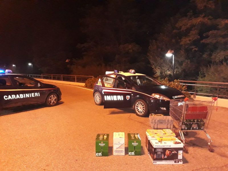 Furto al deposito del supermercato Esselunga: via prodotti per un valore di 500 euro