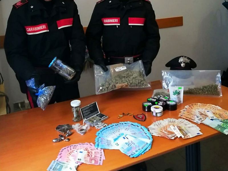 Controlli antidroga: in auto hashish, marijuana e cocaina