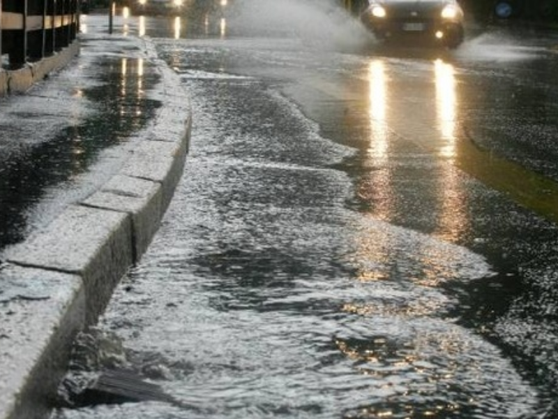 Meteo da allerta rossa, “evitate gli spostamenti”